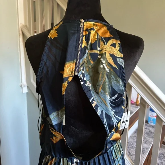 Liquorish pleated zip open back halter dress-Size 8-NWT - Picture 5 of 7